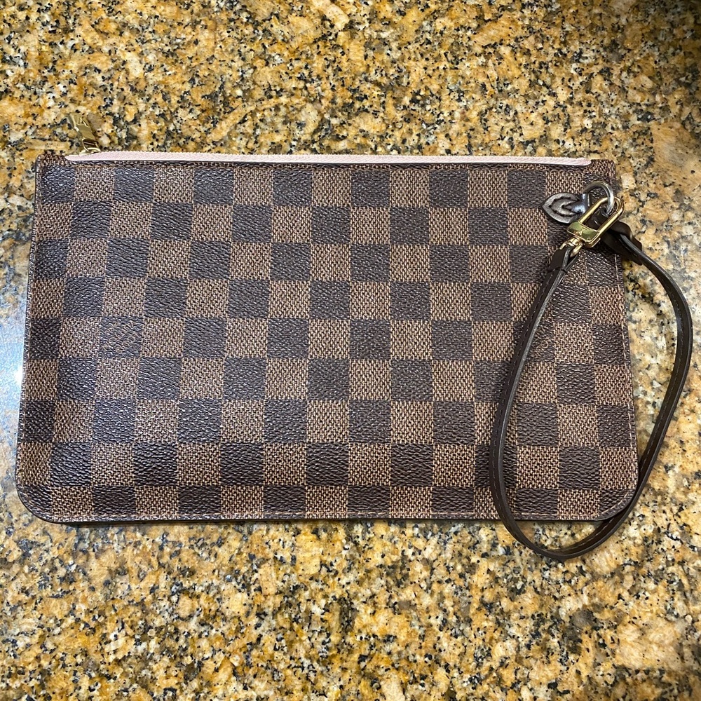 Louis Vuitton neverfull pouchette